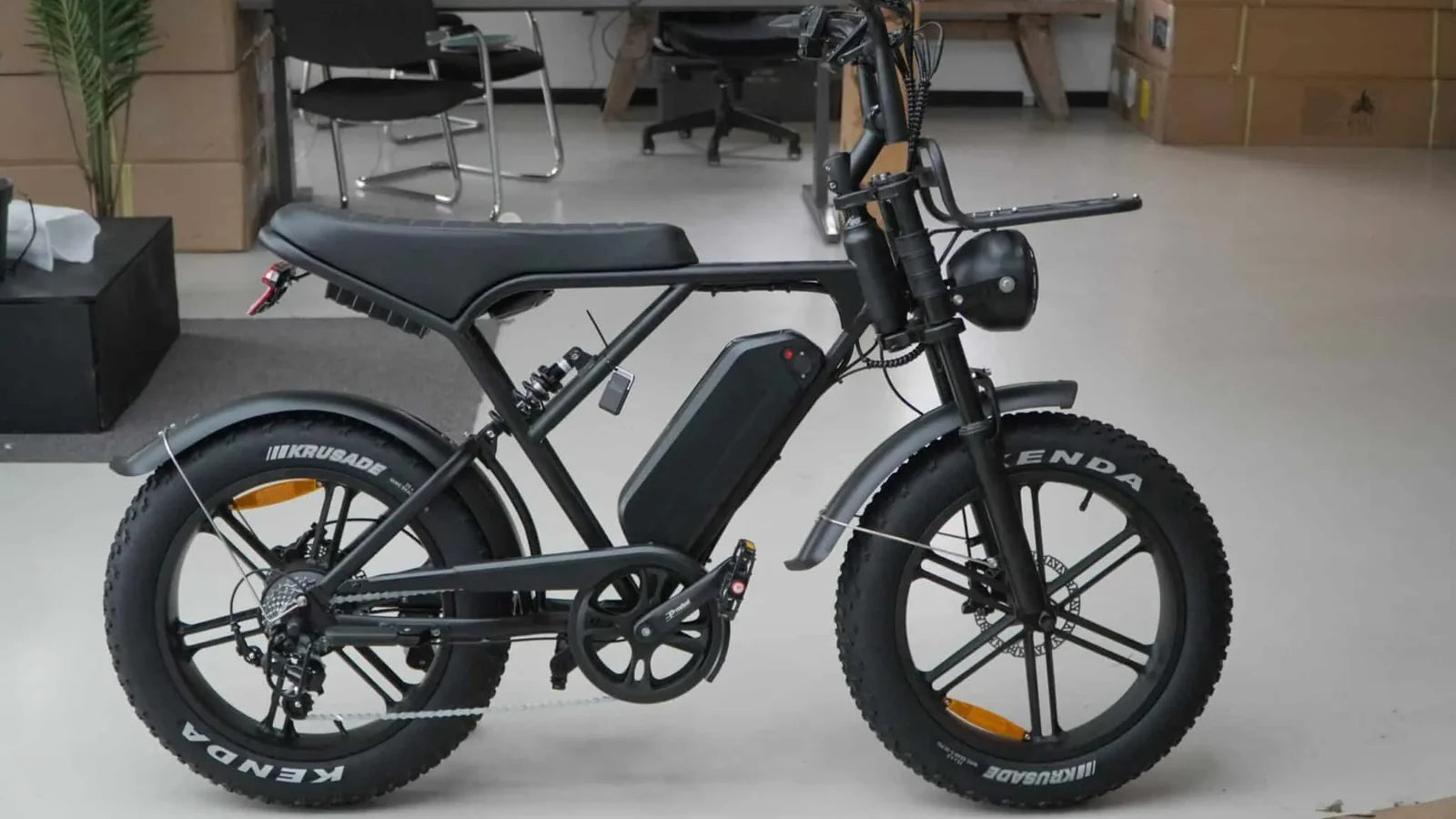 Zwarte fatbike met brede banden in de showroom