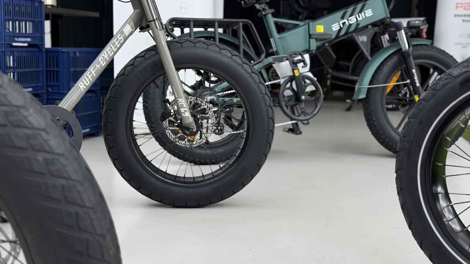 Brede banden van fatbikes in de showroom